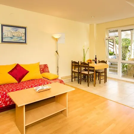 With Terrace For 3 People דוברובניק