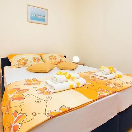 Apartment Radic - 2-3 Adults - Kneza Domagoja Street - Br 2 *