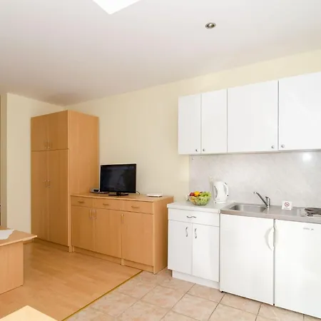Apartman With Terrace For 3 People *